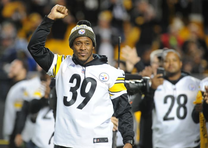 Former Steelers running back Willie Parker (39) acknowledges the crowd during a 2018 against the Chargers at Heinz Field.